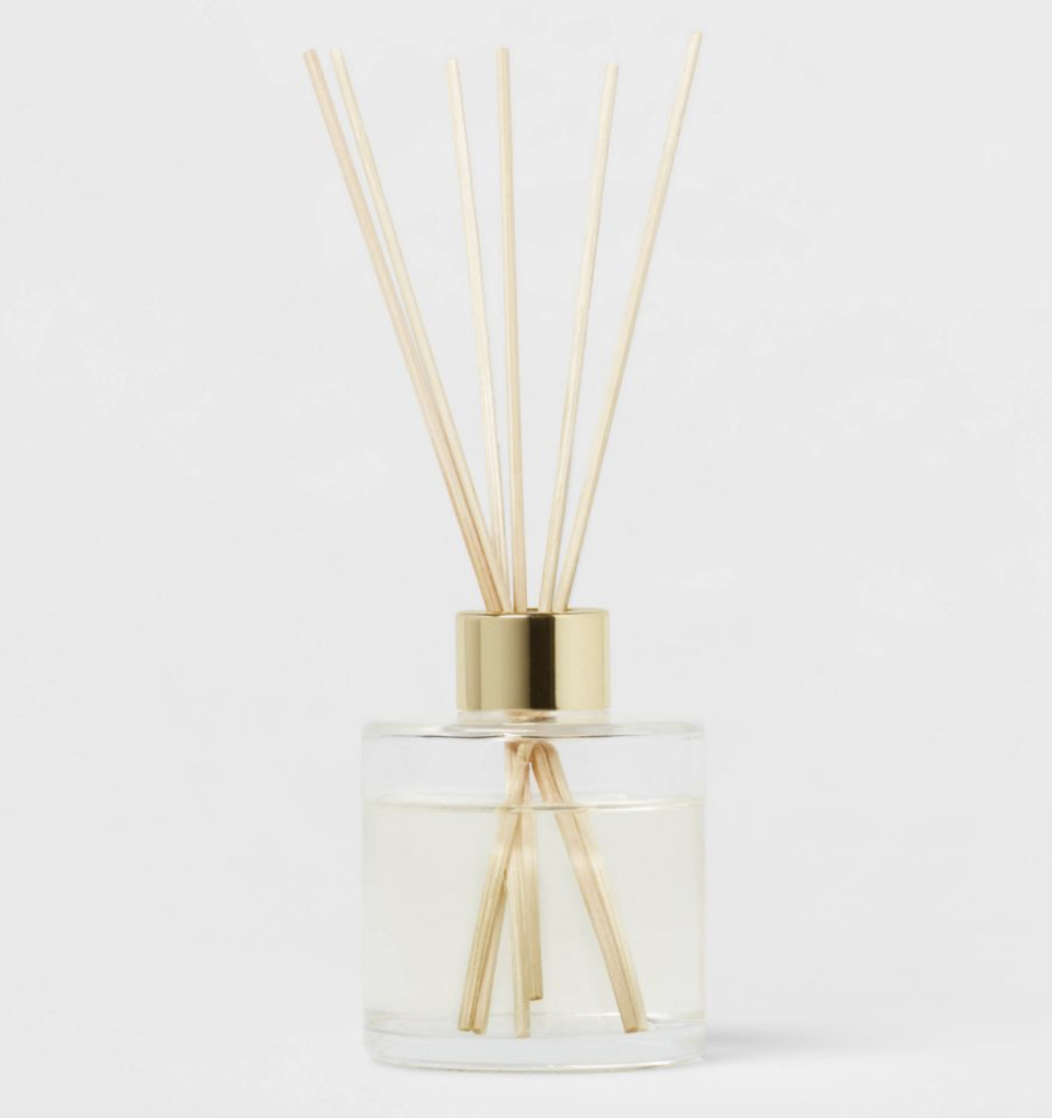 how to decorate bathroom shelves