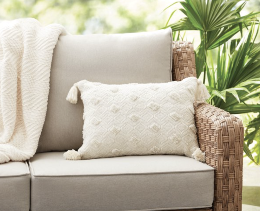 BLACK AND WHITE PATIO IDEAS